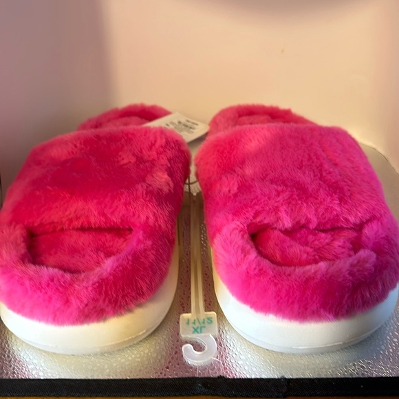 Stars above luscious pink slip on slippers. New with tags. Size XL 11 to 12.​ - Picture 1 of 8